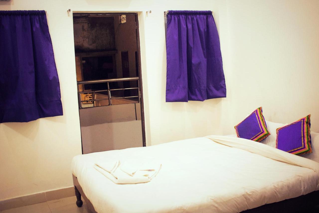 Hog Hostel *